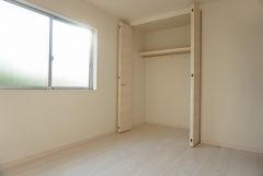 同仕様写真。暖かい日差しが差し込む洋室。たっぷり収納できるクローゼット付きでお部屋の中をすっきりと快適に保てます。