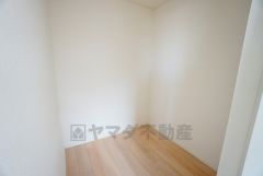 収納力豊富なウォークインクローゼット。洋服や小物などを1箇所にまとめて美しい収納を実現します。