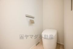 温水洗浄機付トイレです。節水機能もあるので、安心して使えますね。もちろん、1階2階の2ヶ所にトイレがあるので、忙しい朝にもゆとりができますね。