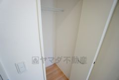 同仕様写真。物が散らかりやすいリビングに収納スペースを確保。書類や雑貨をひとまとめにできまるため、お部屋をすっきりさせることが出来ます。