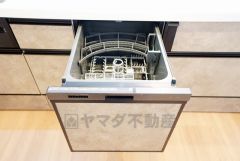家事の時間が短縮できるフルオープンで開けやすい食器洗い乾燥機付。食事後に家族とのくつろぎタイムをしっかり取れます。