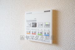 浴室暖房乾燥機付き。天候に左右されず、いつでも好きなときに洗濯物を干せるので、仕事や家事で忙しい方に重宝します。