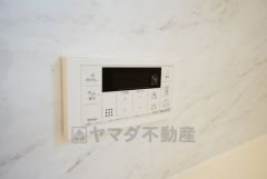 同仕様写真。湯量・湯温の設定、そして保温までワンタッチのフルオートバス。便利な追い炊き機能付きです。