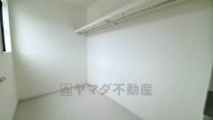 ファミリークローク。洋服や小物などを1箇所にまとめて美しい収納を実現します。スーツケースのような大型の荷物も置けます＾＾