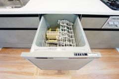 炊事時間を大幅に短縮できる食器洗浄乾燥機付き＾＾食器を洗う手間が減るので家族とのコミュニケーションの時間や自分の時間が増えますね。