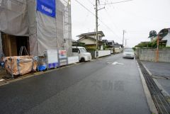 現地（2025年6月9日）撮影。前面道路は広く、車同士がすれ違うスペースが十分にあります。落ち着いた住宅地内で快適な生活を実現してみませんか＾＾