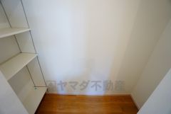 同仕様写真。まとめ買いしてもこの収納量なら心配要らずのパントリー。調理家電や食品のストックをすっきりまとめられ、キッチン周りを広々使えます。