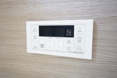 湯量・湯温の設定、そして保温までワンタッチのフルオートバス。便利な追い炊き機能付きです。
