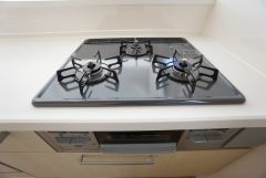同仕様写真。複数の調理を一度に行うことができる3口コンロ。効率よくお料理が出来ます。毎日のお料理も楽しくなりますね＾＾