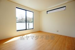 寛ぎの時間を紡ぎだす主寝室は、大型ベッドを置いても余裕の広さを確保しています。