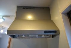 お手入れが簡単なスリム型レンジフードです。調理により発生する油煙や臭いを吸い込み、屋外へ排気してくれます。
