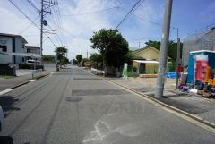 現地（2025年6月26日）撮影。前面道路は広く、車同士がすれ違うスペースが十分にあります。落ち着いた住宅地内で快適な生活を実現してみませんか＾＾