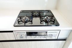 複数の調理を一度に行うことができる3口コンロ。効率よくお料理が出来ます。毎日のお料理も楽しくなりますね＾＾