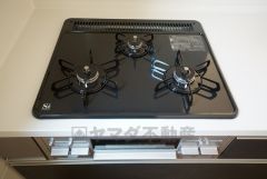 同仕様写真。複数の調理を一度に行うことができる3口コンロ。効率よくお料理が出来ます。毎日のお料理も楽しくなりますね＾＾