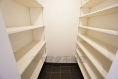 お子様の小さい靴から男性の大きい靴までサイズに合わせて棚を動かせます。