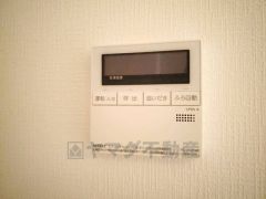 キッチン横からお湯張り、追い炊き、足し湯がボタン一つで楽々操作できる給湯機リモコンです。忙しい夕飯準備の時間帯に重宝しますね。