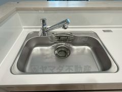 広々とした凸型シンクに洗剤ポケットを標準装備。大きなお鍋など洗いやすいです。