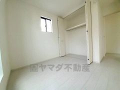 暖かい日差しが差し込む洋室。たっぷり収納できるクローゼット付きでお部屋の中をすっきりと快適に保てます。