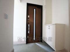 同仕様写真。たっぷり収納できるシューズボックスです。家族全員の靴がきれいに整頓できます。棚の上にお花や写真を飾っても良いですね。