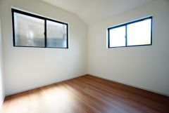 2面採光を確保した明るい室内は、風通しも良く、大変居心地の良い空間となっております。日当たりがよく、子供部屋としての利用もおすすめ。