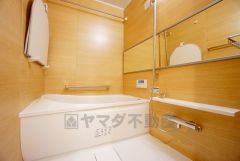 1日の疲れを癒すくつろぎのバスルーム。足を伸ばしてもゆったりと入れるサイズです。お子様と一緒にお風呂に入っても狭くないですね^^