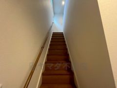 小さなお子様やご高齢の方でも安心できる、手すり付き階段。段差も低めで設定されており、安全性にも優れています。