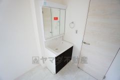 同仕様写真。三面鏡つき洗面台。鏡裏にたっぷりとした収納スペースがあります。鏡を閉めてしまえば小物は見えないため、スッキリとした印象の洗面台にできます。