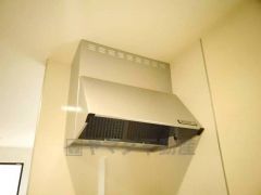 お手入れが簡単なスリム型レンジフードです。調理により発生する油煙や臭いを吸い込み、屋外へ排気してくれます。