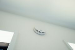 火災報知器が設置されていることで、火災の発生をいち早く感知し、就寝中や留守中でも素早く危険を知らせてくれるため、家族の安全を確保し被害を最小限に抑えられます。