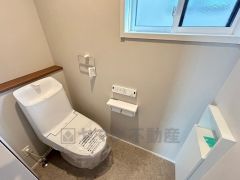 温水洗浄機付トイレです。節水機能もあるので、安心して使えますね。もちろん、1階2階の2ヶ所にトイレがあるので、忙しい朝にもゆとりができますね。