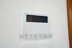 キッチン横からお湯張り、追い炊き、足し湯がボタン一つで楽々操作できる給湯機リモコンです。忙しい夕飯準備の時間帯に重宝しますね。