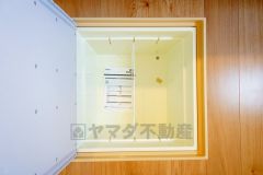 キッチンにある床下収納は、居住スペースを減らさずに買い置きの調味料や非常食などを保管することができます。