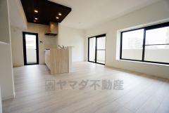 リビングは広々とした設計で、家族が集い、寛ぐ暮らしの空間を演出しています。思い思いの時間を過ごしたり、家族みんなで食事をしたり、素敵な団らんの場になりますね。