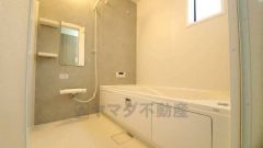 1日の疲れを癒すくつろぎのバスルーム。足を伸ばしてもゆったりと入れるサイズです。お子様と一緒にお風呂に入っても狭くないですね^^