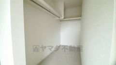 収納力豊富なウォークインクローゼット。洋服や小物などを1箇所にまとめて美しい収納を実現します。スーツケースのような大型の荷物も置けます＾＾