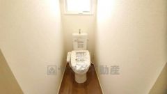 温水洗浄機付トイレです。節水機能もあるので、安心して使えますね。もちろん、1階2階の2ヶ所にトイレがあるので、忙しい朝にもゆとりができますね。