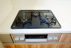 複数の調理を一度に行うことができる3口コンロ。効率よくお料理が出来ます。毎日のお料理も楽しくなりますね＾＾