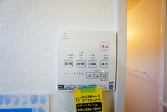 雨の日の洗濯も安心できる浴室暖房乾燥機付き浴室。リモコンで操作もボタン1つで簡単。