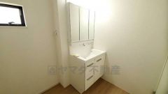 三面鏡つき洗面台。鏡裏にたっぷりとした収納スペースがあります。鏡を閉めてしまえば小物は見えないため、スッキリとした印象の洗面台にできます。