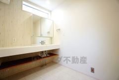 同仕様写真。スタイリッシュでお洒落な洗面化粧台＾＾ 収納スペースも確保されており歯磨きセットやスキンケア用品などの収納に便利ですね。生活感も隠すことができ、来客時にも安心です。