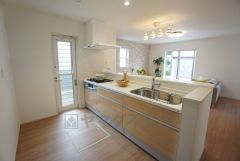 同仕様写真。リビングにいるお子様を見守りながらお料理ができる対面キッチン。カウンタートップの汚れもサッと拭き取ることができ、お掃除ラクラク＾＾