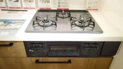 同時にたくさんの料理が調理できる3口コンロ。長時間熱を通しておきたい煮込み料理を作りながら、炒め物など同時進行で進められます。