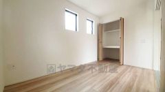 温かい光の差し込むゆとりのある居室をぜひ現地にてご確認くださいませ。