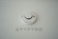同仕様写真。火災による煙や熱を感知して、警報音やブザー等で火災の発生を知らせてくれる火災警報器。