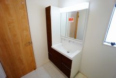同仕様写真。三面鏡裏収納付き洗面化粧台です＾＾ 歯磨きセットやスキンケア用品などの収納に便利ですね。 生活感も隠すことができ、来客時にも安心です。