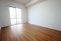 主寝室としてお使いいただけそうなこちらのお部屋は、日当たりが良く、爽やかな風を感じて起きる朝は、快適生活の始まりに。