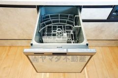 食事の後の手間を解消する食器洗い乾燥機付。冬場の洗い物で手荒れの悩みもなくなります。手洗いよりも節約できて便利。