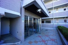 マンションのエントランスに防犯カメラ付き。マンション内のトラブル・犯罪の抑止効果があり、防犯性アップ。