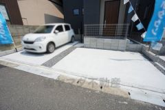 駐車スペースはゆとりある2台分を確保。マイカー用に、お客さま用に、余裕を持ってご利用いただけます。