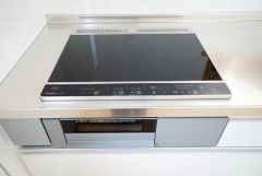 お手入れのしやすいIHクッキングヒーターです。3口コンロなので、効率よくお料理が楽しめます。毎日のお料理も楽しくなりますね＾＾
